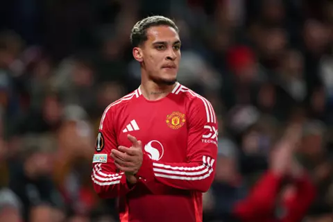 عاد لمنزله.. أنتوني إلى ريال بيتيس